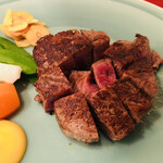 くいしんぼー山中 - ヒレステーキ180g
      赤身の断面と焼き目のコントラストがたまらなく旨そう