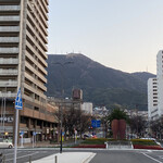 ごはんばー - 夕方の八幡駅前からの皿倉山