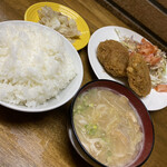 ごはんばー - シメのごはんとそうめん入り味噌汁と白菜のお漬物と
      
      
      ぜひ食べて欲しいと言われた自家製手作りミンチカツ