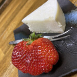 ごはんばー - デザートのいちごとレアチー