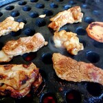 韓国天然石焼肉 さらだ - お肉を焼いているところです。