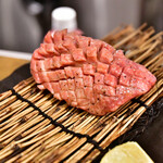 Oniku Ichimai Uri No Yakiniku Ten Yakiniku Todoroki - 厚切タン@790円