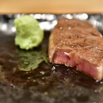お肉一枚売りの焼肉店 焼肉とどろき - 和牛ハラミ厚切り@690円：断面。山葵添えて。
