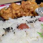 お弁当のひのまる - ミックスフライ(\600)　ご飯・黒ゴマ・カリカリ梅