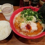 Mendokoro Kiraku - ・「えび味噌ラーメン(¥840)」とランチ無料ライス。