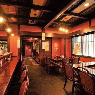 地元はもちろん、観光客に人気のいろりのある店内