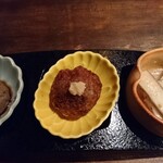 黒十 - 右から、自然薯のお造り、団子揚げ、生とろろ。