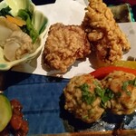 黒十 - 主菜は鶏唐揚げとつくねの組み合わせで選択できるのですが、両方にしました。