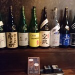 黒十 - カウンター前には日本酒一升瓶。神戸ですもの灘の酒蔵のお酒たちだけで勝負してます。