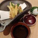 四季彩 葉月 - 新筍と槍烏賊、蛤、たらの芽の天ぷら 2000円