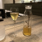 レヴォ - 黒文字のリキュールのカクテル