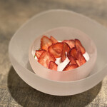 レヴォ - いちごソルベモッツァレラエスプーマ春菊ソース