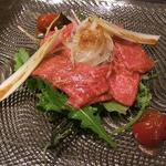 焼肉 平城苑 - 牛刺しはサラダ仕立てもおすすめ！