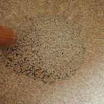 あやめの里 - えごま、炒ってから、すり鉢でごりごりミャ