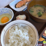 すき家 - 鮭定食（小盛、しじみ汁）490円