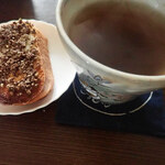 あやめの里 - すりつぶしえごまはパンだとポロポロこぼれるので、やっぱりご飯にかけるのがいいミャ