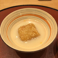 是しん - 揚げ蟹餅 白味噌仕立て
                      →流石関西！と思わせる白味噌仕立ての揚げ蟹餅からスタート(^^)揚げたことで香りが立つ蟹餅のトロトロ加減が秀逸！