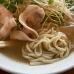 コンパル - 「コンパルラーメン」（750円）の麺アップ