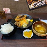 Mori tatsu - ★チキンカツもも唐揚ミックス（ご飯大・味噌汁大・740円）★ソースなどの調味料、漬物はセルフです('ω')ノ