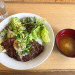 肉のたけむら - 牛ハラミ炙りめし(温泉玉子無料サービス)