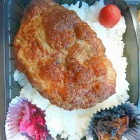 びふてき洋食存じやす - 付属のタレをかけて