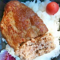 びふてき洋食存じやす - 厚さ２cmほどで、食べ応えあり
