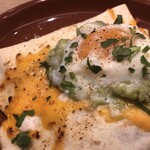 Modern Mexican MAYAluz - ワカモレと温泉卵を乗せた牛すじ煮込みのエンチラーダ(税別1,180円)