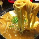 総本家しなとら - 醤油豚骨ラーメン（麺持ち上げ）