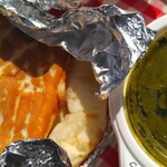 カリーハウス - ナンは大きいのを折り畳んで、アルミで包まれています。