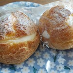 函館洋菓子スナッフルス - 左がシュークリーム、右がイタリアンシュークリームです