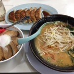 くるまやラーメン - 味噌ラーメン、チャーシュー丼、餃子を並べるとかなりのボリュームです