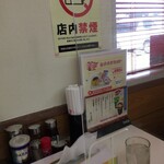 くるまやラーメン - テーブル席もアクリル板で仕切られていて感染対策も万全です