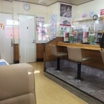 くるまやラーメン - カウンターと厨房はアクリル板で仕切られています