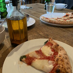 mountee - 辛味オイルとピザ