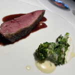 レフェルヴェソンス - ■京都産・鴨胸肉を東京檜原村のミズナラで焼いて　ソース・ヴァンルージュ　チーマディラーパ