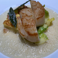 Takumi - ・ホタテのポワレ
                    ・パルメザンチーズ風味のフレンチトースト
                    ・セージとベーコン
                    ・ホタテのエキスのソースと芽キャベツ