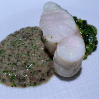 Takumi - ・平スズキのポワレ
                      ・黄ワインとキノコのソース
                      ・春菊と菊花のエチュベ