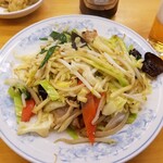 ぎょうざの満洲 - 野菜炒め・瓶ビール