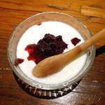 地酒喝采 かも蔵 - 【秋田】自家製カシスジャムを乗せたヨーグルト。ラズベリーのように種プチな食感です