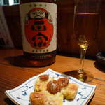 地酒喝采 かも蔵 - 【岐阜】ダルマ正宗。ブレンデッド古酒は、アイラモルトのように個性的で複雑な香り。あわ麩アーモンドバター焼きと合わせてみよう