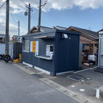 4代目 原田豆冨 - 店舗遠景　奥が魚信さん。