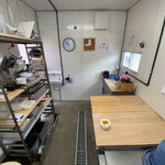 4代目 原田豆冨 - プレハブなので狭いですね。