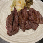 牛たん 若 - こしょう、一味、七味をそれぞれ少し振って、いろんな味を楽しめます。