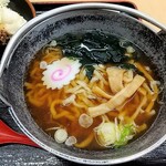 登竜 - ラーメン！鉄鍋！？まるで山小屋の囲炉裏だ！旅館だと下にコンロと燃料あったりするけど。