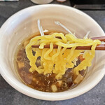 石山商店 - 黄色っぽい中細縮れ麺