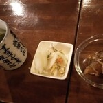 鮮彩もつ焼き わか大将 - お茶とお茶うけの数の子昆布、漬物