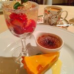 Chez Soi - ■デザート[３種盛り]  
      ・フルーツのタルト：アプリコットのチーズタルト
      ・アールグレイ風味のクレームブリュレ
      ・フルーツのジュレ：苺のジュレ