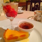 Chez Soi - ■デザート[３種盛り]  
      ・フルーツのタルト：アプリコットのチーズタルト
      ・アールグレイ風味のクレームブリュレ
      ・フルーツのジュレ：苺のジュレ