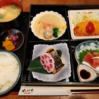 かんてきや 要 - お造りや煮物、揚げ立ての揚げ物に焼き物まで！豪華なおかずが詰まった季節の松花堂弁当1,100円