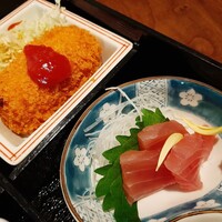 かんてきや 要 - 手前はなめらかで旨味の濃いマグロのお造り、奥は揚げ立てサックサクの紅ズワイ蟹クリームコロッケ、トマトソースがけ